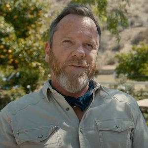 The Contractor: Kiefer Sutherland in una scena del film