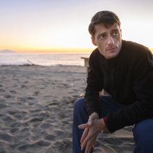 Come prima: Antonio Folletto in spiaggia al tramonto