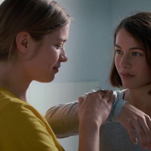 The Girl And the Spider: Henriette Confurius, Liliane Amuat in una scena del film