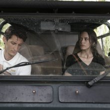 Amanti: Stacy Martin con Pierre Niney in un'auto