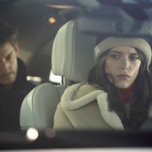 Amanti: Stacy Martin con Pierre Niney in una scena in auto
