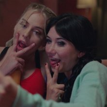 Pleasure: Sofia Kappel in una posa erotica mentre scatta un selfie