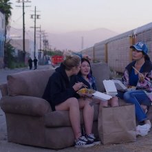 Pleasure: Sofia Kappel mentre cena in relax con le colleghe all'aperto