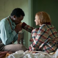 Secret Love: Odessa Young e Sope Dirisu in una scena del film