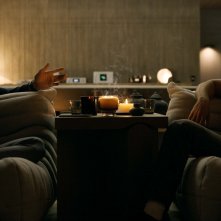 Spiderhead: Chris Hemsworth, Miles Teller durante una scena del film