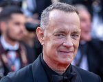 Tom Hanks: la sua mano non smette di tremare alla premiere di Elvis e i fan si spaventano