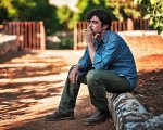 Alla vita, la recensione: Riccardo Scamarcio e Lou De Laâge in un film esistenziale