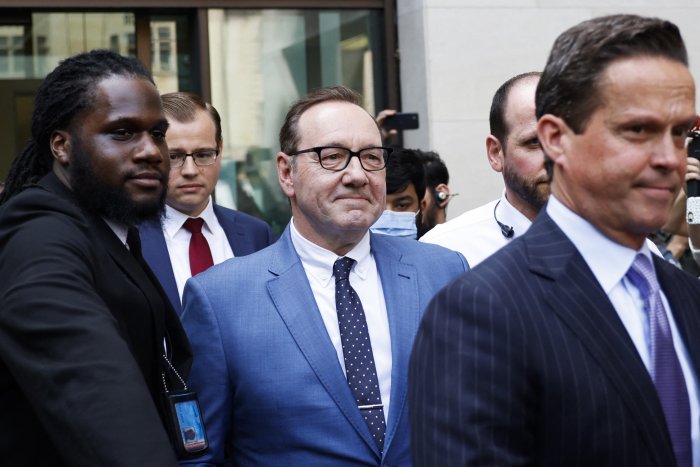Kevin Spacey è stato rilasciato su cauzione per le accuse di violenza sessuale (VIDEO)