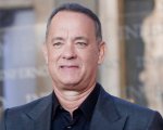Tom Hanks si infuria con i fan che spingono la moglie: 'State indietro, ca**o!' (VIDEO)