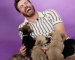 Chris Evans lancia un messaggio per l'adozione dei cani adulti nel video dell'intervista con i cuccioli