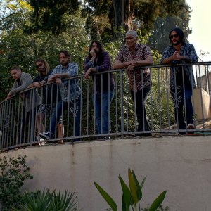 Studio 666: Dave Grohl, Nate Mendel, Pat Smear, Taylor Hawkins, Chris Shiflett, Rami Jaffee in una scena del film