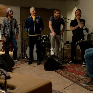 Studio 666: Nate Mendel, Pat Smear, Taylor Hawkins, Chris Shiflett, Rami Jaffee in una scena del film