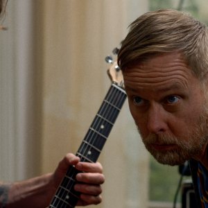 Studio 666: Nate Mendel, Pat Smear, Chris Shiflett in una scena del film