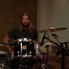 Studio 666: Taylor Hawkins in una scena del film