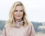 Michelle Pfeiffer sull'uso della frusta di Catwoman in Batman - Il ritorno: 'Diventai piuttosto brava' (VIDEO)