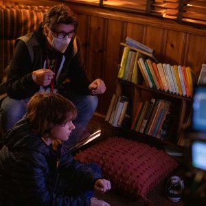 Black Phone: Mason Thames con il regista Scott Derrickson in una foto dal set