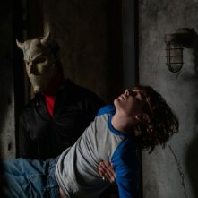 Black Phone: Ethan Hawke e Mason Thames in una scena del film