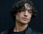 Ezra Miller accusato di mettere a rischio dei bambini che vivono nella sua fattoria in Vermont