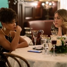 The Man From Toronto: Jasmin Mathews e Kaley Cuoco in una scena del film