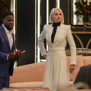 The Man From Toronto: Kevin Hart con Ellen Barkin in una scena del film