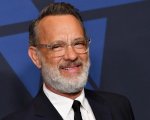 Tom Hanks scherza sul perché ama imbucarsi nelle foto dei matrimoni: 'È colpa del mio ego'