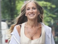 Sarah Jessica Parker sul nuovo look: 'Capelli grigi? Se non li tingo non è per coraggio, ma per convenienza'