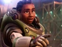 Lightyear, il poster di un cinema in Oklahoma: 'C'è un bacio gay, cercheremo di mandare avanti veloce'