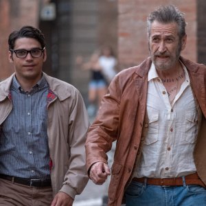 La mia ombra è tua: Marco Giallini e Giuseppe Maggio in una scena del film