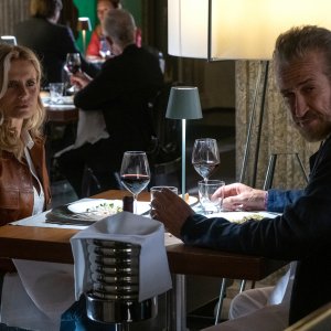 La mia ombra è tua: Isabella Ferrari e Marco Giallini in una scena del film