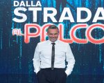 Nek conduce Dalla strada al palco, il nuovo show dedicato agli artisti di strada, da stasera su Rai2