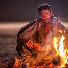Gold: Zac Efron si riscalda di fronte al fuoco