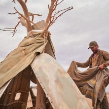 Gold: Zac Efron mentre costruisce un riparo nel deserto