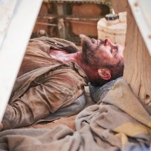 Gold: Zac Efron mentre riposa nella capanna