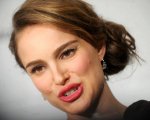 Natalie Portman: 'Chris Hemsworth si nascondeva dietro un albero quando andava a prendere i figli a scuola'