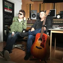 Rockfield: la fattoria della musica, James Dean Bradfield e Nicky Wire dei Manic Street Preachers in una scena del film