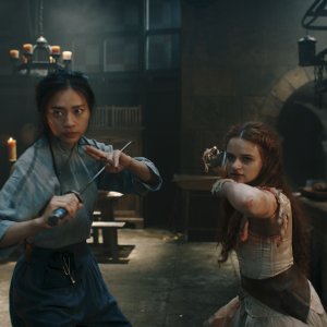 The Princess: Joey King, Veronica Ngo in una scena d'azione