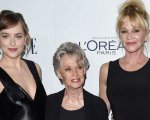 Dakota Johnson parla del 'regalo allarmante' che Alfred Hitchcock fece a sua madre, Melanie Griffith