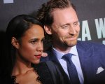 Tom Hiddleston e Zawe Ashton, le star del MCU saranno presto genitori: l'annuncio sul red carpet