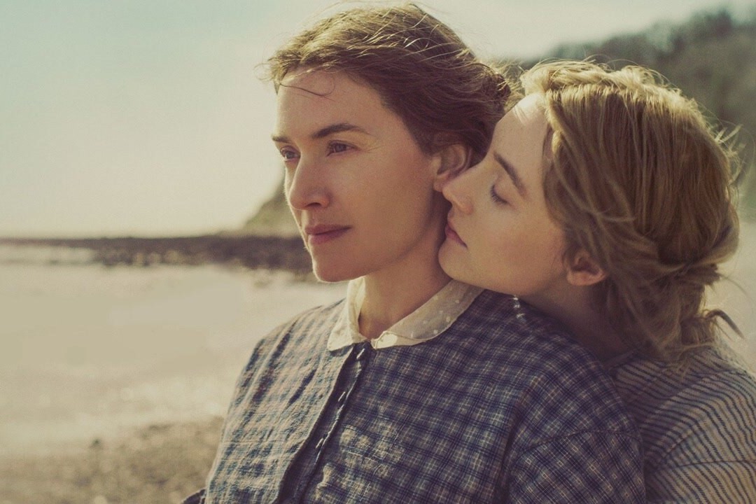 Kate Winslet e Saoirse Ronan in una scena di Ammonite