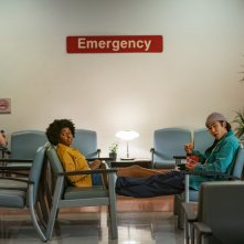 Da ciao ad addio: Ayo Edebiri e Nico Hiraga in una scena del film