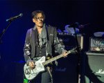 Johnny Depp: doccia di reggiseni e mutandine per la star dopo il concerto di Oslo (VIDEO)