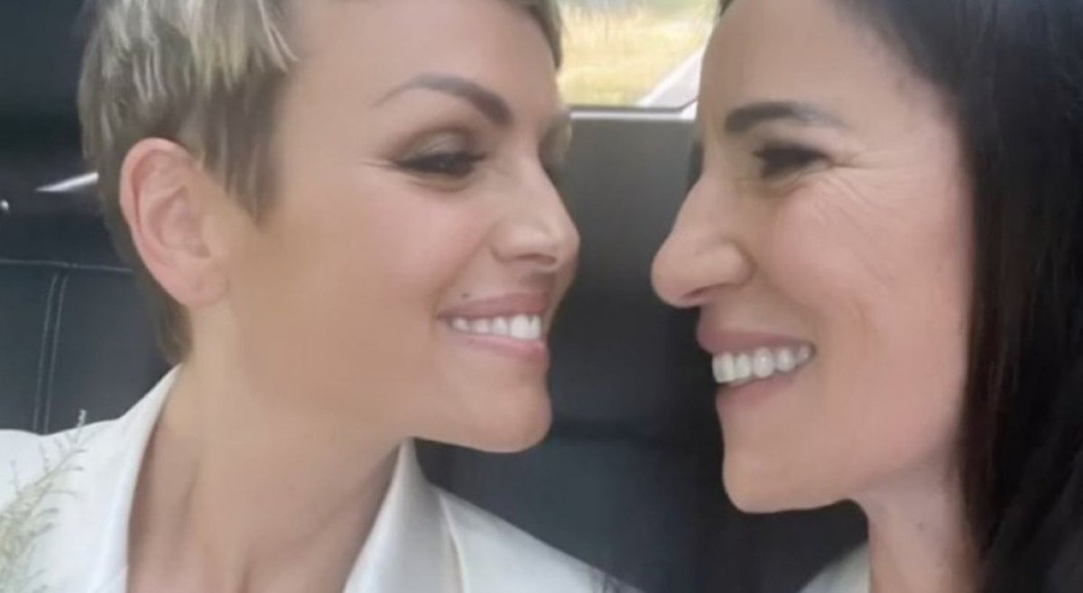Paola Turci ha cantato per Francesca Pascale Tu si ‘na cosa grande durante la festa per il Paola Turci ha cantato per Francesca Pascale Tu si ‘na cosa grande durante la festa per il