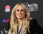 Rebel Wilson condivide una foto in costume da bagno: 'Ingrassare non ti definisce'