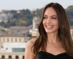 Angelina Jolie fa shopping a Roma con le figlie e Salma Hayek (FOTO)