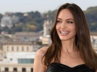 Angelina Jolie fa shopping a Roma con le figlie e Salma Hayek (FOTO)