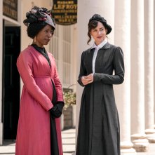 Persuasione: Dakota Johnson, Nikki Amuka-Bird durante una scena del film