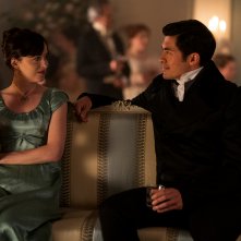 Persuasione: Dakota Johnson e Henry Golding in una scena del film