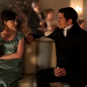 Persuasione: Dakota Johnson e Henry Golding in una scena del film