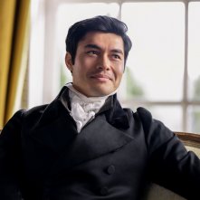 Persuasione: Henry Golding in una scena del film