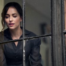 Persuasione: Dakota Johnson in una sequenza
